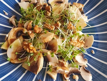 Salade de champignons aux noix et pousses de brocoli